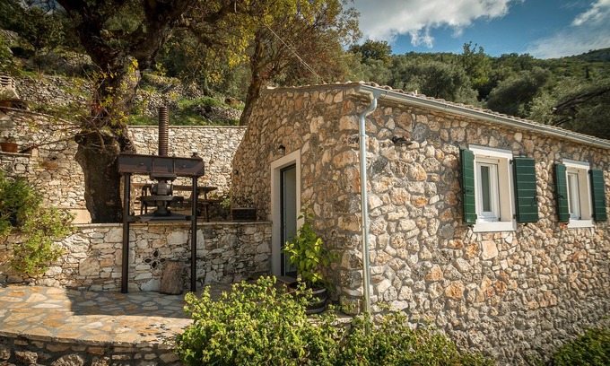 Petaleia House | Charming and traditional small stone house.