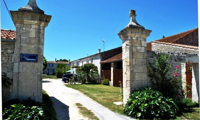 Le Chateau-d'Oleron Apartment | Charming apartment in an old farmhouse from the 17th century, 4 persons