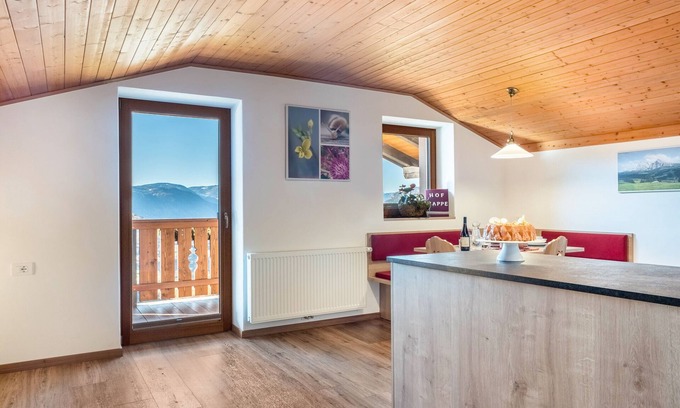 Fie allo Sciliar Apartment | Charming Apartment “Völs Gfliererhof” with Mountain View & Balcony