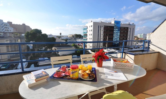 Santa Margarida Apartment | Charming apartment for rent in Roses, Costa Brava, 400 meters from Santa Margarita beach with views of the marina.