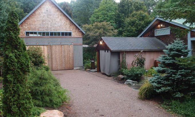 Colchester House | Charming Award-winning Private Garden & Artist Retreat near nightlife, outdoors