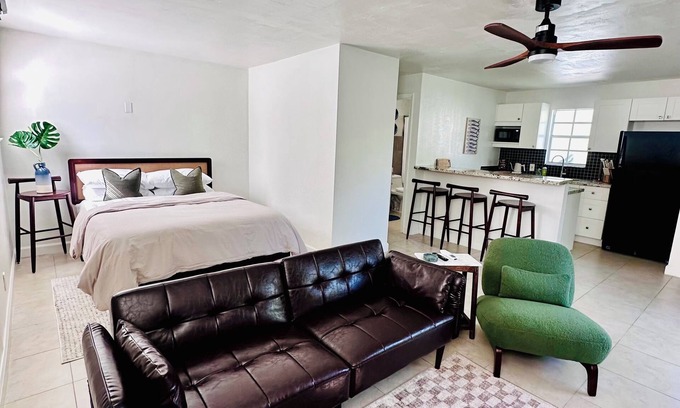 Lake Ridge Cottage | Charming backyard cottage in Ft Lauderdale w/backyard BBQ and fire pit