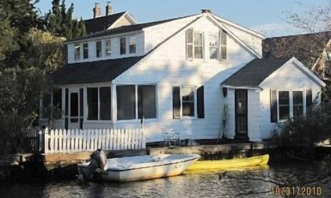 Avon Cottage | Charming Bay Head Waterfront Cottage with Yard: Easy Walk to Beach & Town