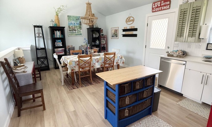 Farmington Cottage | Charming Beach-Themed Cottage SKI Resorts, Frightmares & Western Sports Park