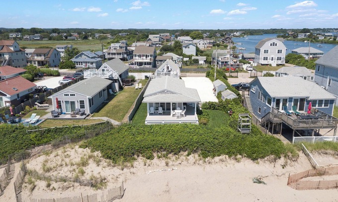 Matunuck Cottage | CHARMING BEACH FRONT COTTAGE IN MATUNUCK, RI