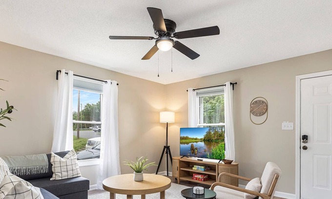 Belmont Historic District House | Charming Belmont Bungalow - 5 Min Walk to Downtown
