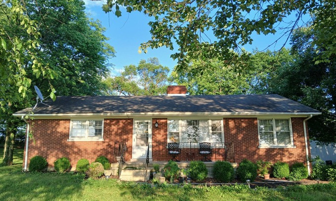 Georgetown House | Charming Brick Ranch in horse heaven! Just 13 mins to Kentucky Horse Park.