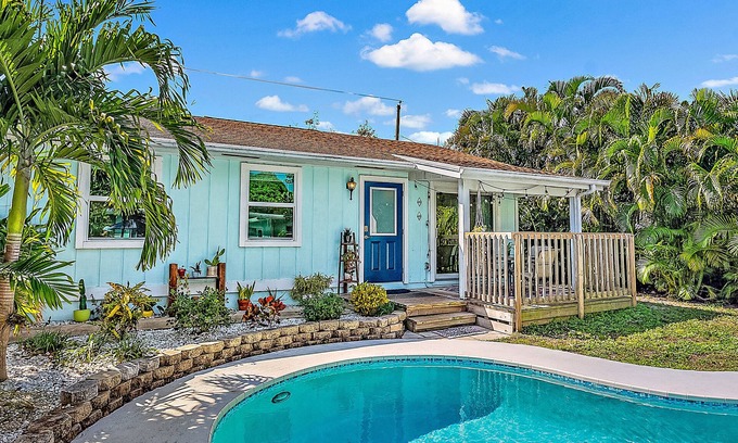 Florida North Atlantic Coast House | Charming Bungalow w/Pool in North Palm Beach