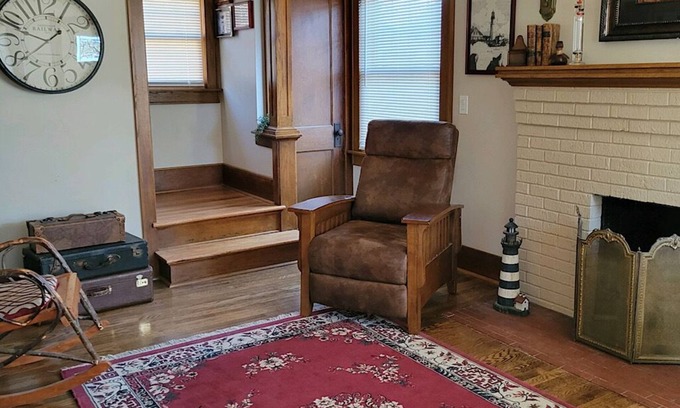 Lansing House | Charming Bungalow near historic district, State Capital, MSU campus and downtown