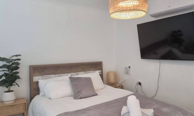 Gippsland House | Charming bungalow with WiFi and AC in tranquil Paynesville