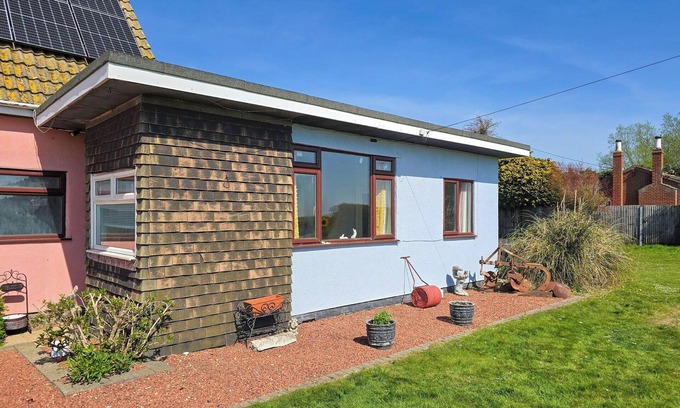 Brightlingsea Cottage | Charming bunglalow close to the beach.