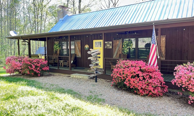 Morganton Cabin | Charming Cabin + Hot Tub ~ Lake James & Linville Gorge ~ Pet-Friendly + Wi-Fi!