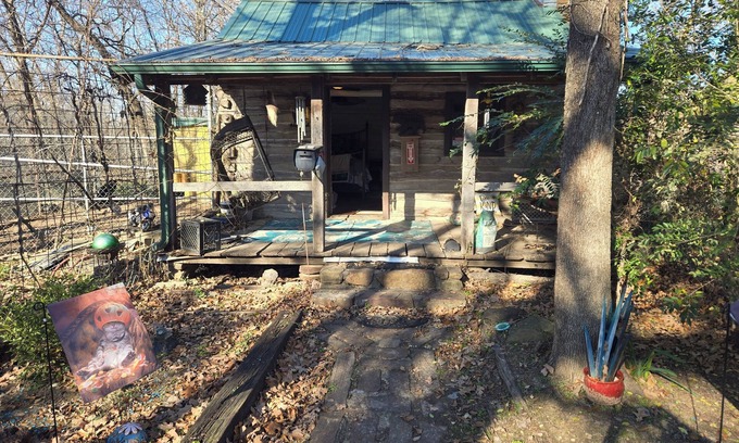 Broken Arrow Cabin | Charming cabin in delightful Broken Arrow at wildlife sanctuary