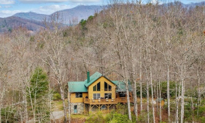 Lake Toxaway Cabin | Charming cabin in beautiful Lake Toxaway land of the waterfalls & trails!