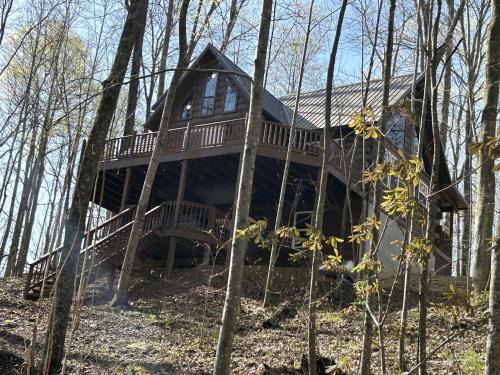 Mannsville House | Charming Cabin with Hot-tub and Stunning Views in Campbellsville, Kentucky