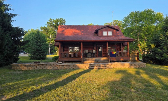 White Cloud Cabin | Charming cabin with AC on Diamond Lake
