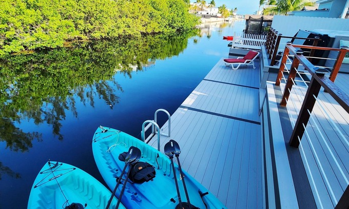Blue Harbor Club House | Charming Canal-Front House | WiFi+Swim+Kayak+Fish