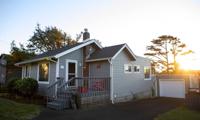 Tolovana Park House | Charming Cannon Beach Cottage- Perfect Family Getaway near the beach!