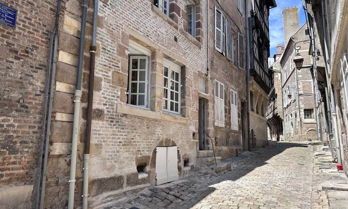 Moulins Apartment | Charming Central Studio with Terrace, Near Historical Sites, Fully Equipped, Sleeps 2, Free Wi-Fi