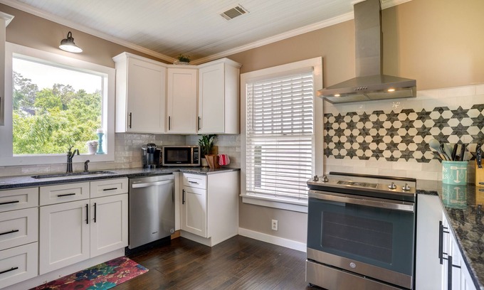 North Chattanooga House | Charming Chattanooga Home - Bike to Aquarium!