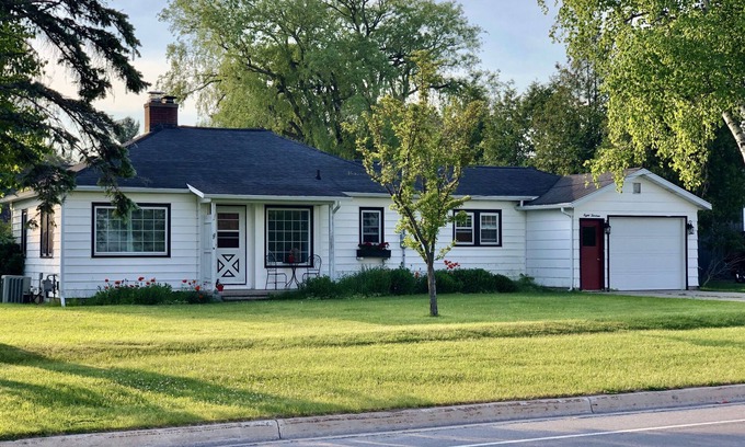 Manistee House | Charming Cherry Street Cottage. Golf And Beach.