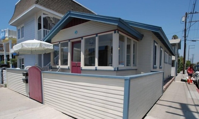 West Newport House | Charming, Classic Newport Beach Bungalow - Steps to Beach! Patio & Sun Porch