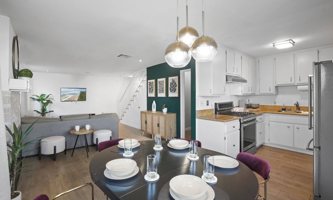 Faircrest Heights Condo | Charming Condo in the Pico-Robertson area of LA/2-bed + 2.5 Bath/2 Parking spots