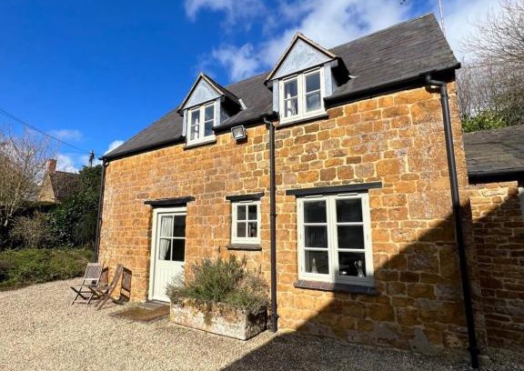 Middleton Cheney House | Charming Cotswold stone cottage in the Oxfordshire countryside