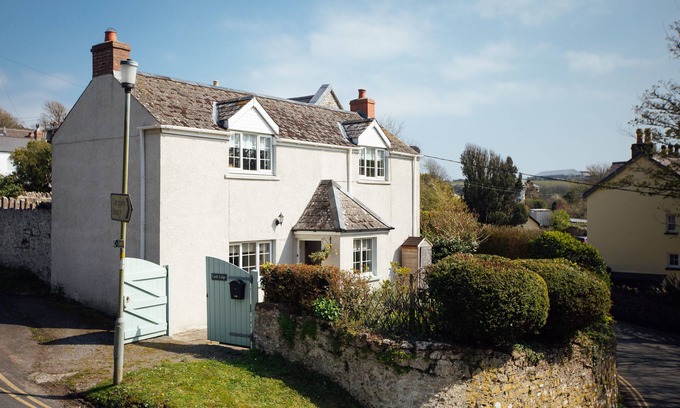 Manorbier Cottage | Charming Cottage, 5 Minute Walk to the beach, free passes to the Castle