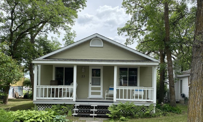 Winnipeg Beach Cottage | Charming cottage with beautiful vistas - 100m from beach