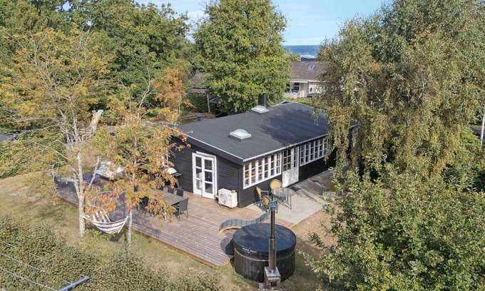 Fjellerup House | Charming cottage close to the beach