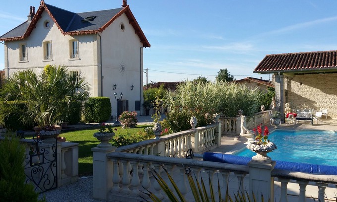 Cherbonnieres Cottage | Charming cottage with all comfort in the heart of the Saintonge Dorée. Heated swimming pool