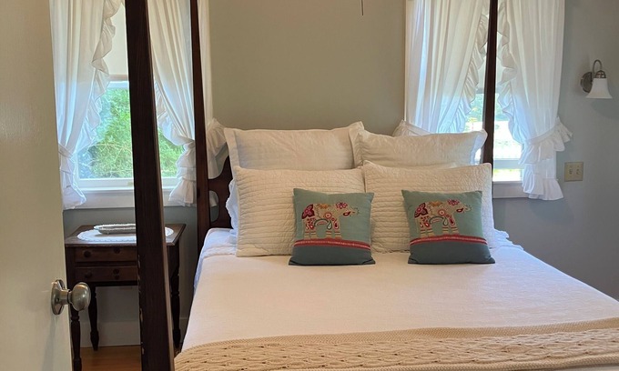 Chilmark Cottage | Charming cottage in bucolic Chilmark. Minutes to Menemsha harbor.