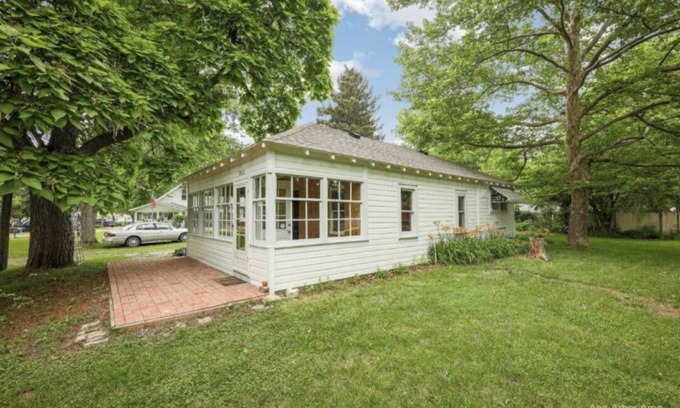 Pinckney Cottage | Charming Cottage in the heart of Portage Lake