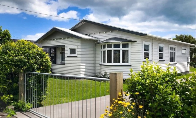 New Plymouth Cottage | Charming Cottage Near Pukekura Park