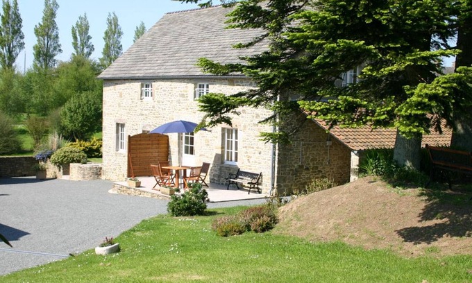 Clitourps Cottage | Charming Cottage Near Scenic Ports - Wifi, Garden, BBQ, Parking, Cozy Interior