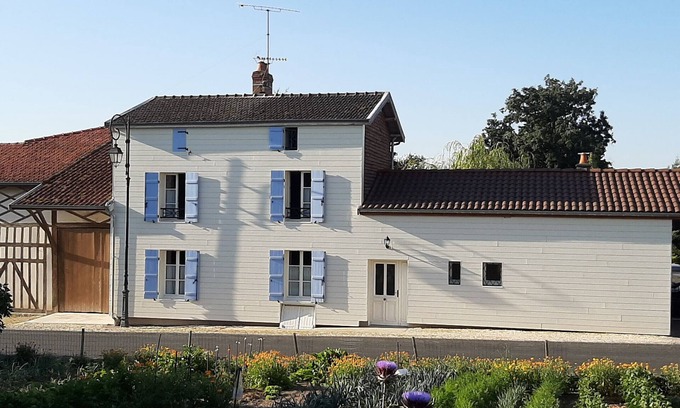 Frampas Cottage | Charming Cottage near Lac du Der: Garden, Garage, and Central Heating