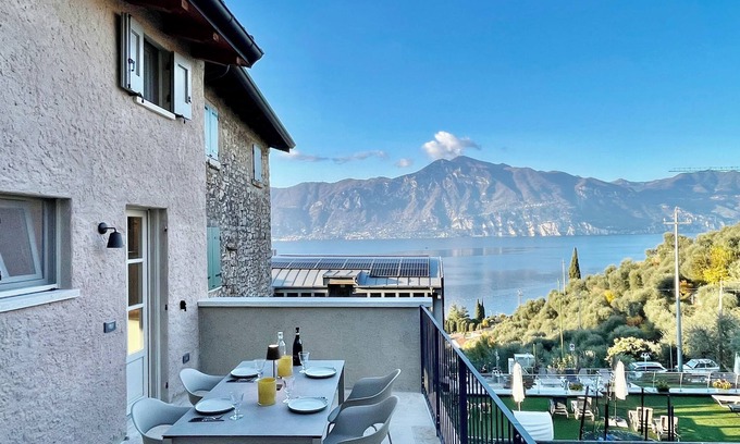 Torri del Benaco House | Charming cottage with lake view and garden