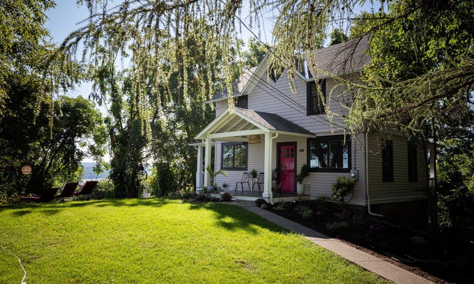 Port Ewen Cottage | Charming Cottage with Expansive Hudson River Views