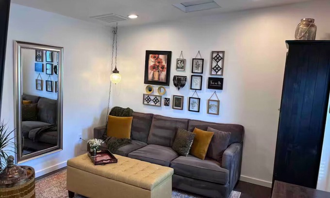 Nampa Apartment | Charming country cottage has private patio, hot tub & many other amenities.