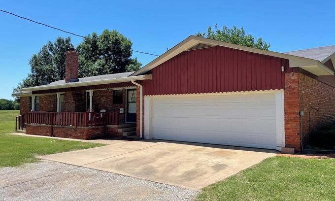 Elgin House | Charming country home with WiFi, AC in marvelous Elgin