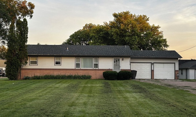 Kearney House | Charming country retreat 4-bedroom house with WiFi and AC with 2 car garage