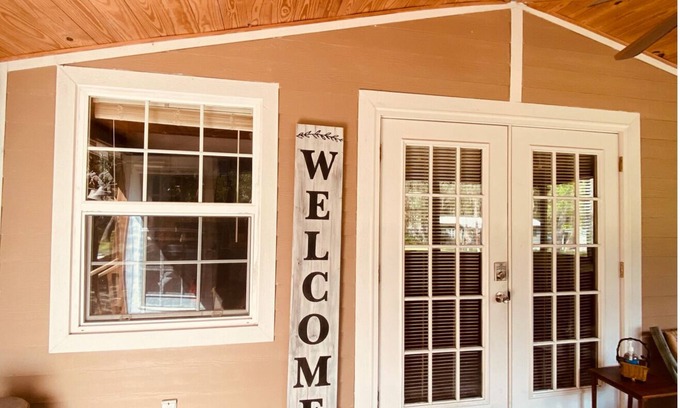 Floral City Cottage | Charming Cove Cottage - A Lovely Country Getaway