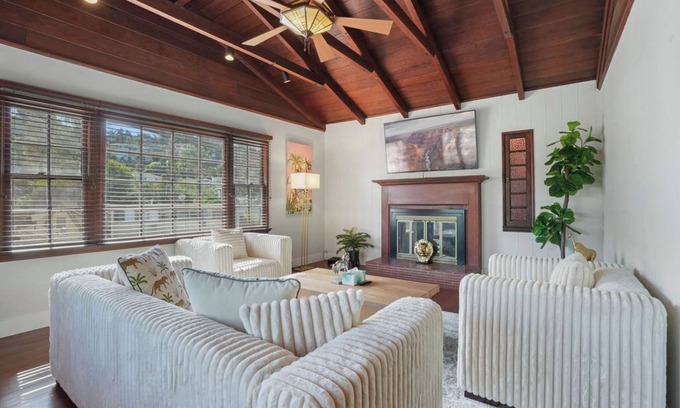 Sunset Junction House | Charming Cozy Retreat: The Perfect Starting Point for Your LA Adventure!