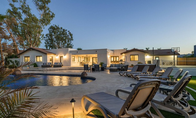 La Tierra Estates House | Charming Desert Retreat w/pickle-ball, gym, theater & more!
