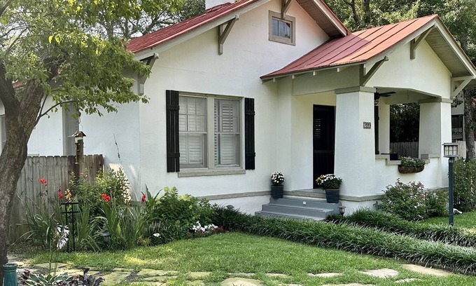 Aiken House | Charming downtown Aiken cottage close to restaurants and equestrian events!