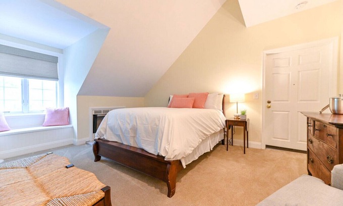 Edenton Bed & Breakfast | Charming downtown Edenton location with homemade breakfast daily