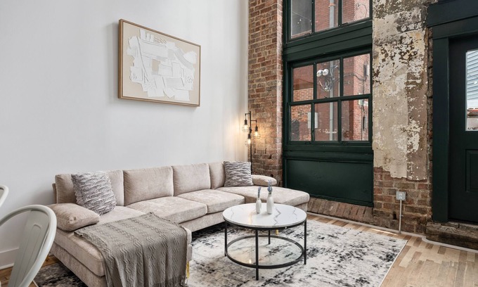 Civil Rights Historic District Apartment | Charming DT Apartment Loft l Parking+Rooftop+Gym! Sleeps 4