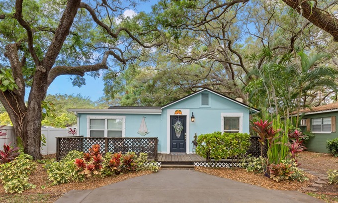 Dunedin House | CHARMING DUNEDIN COTTAGE MINUTES TO PINELLAS TRAIL, BEACHES, DOWNTOWN DUNEDIN