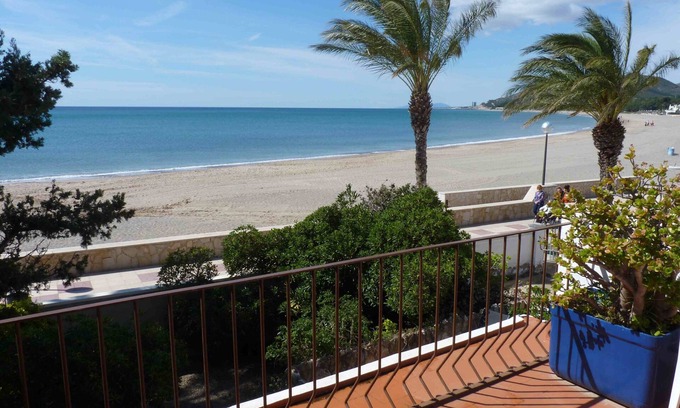L'Hospitalet de l'Infant Villa | Charming villa with sunny terraces on the beach